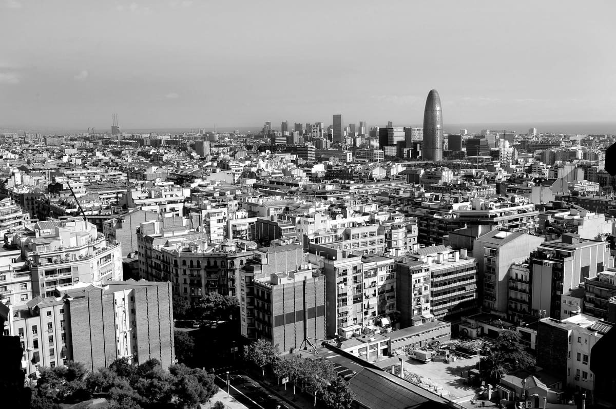 Vue sur Barcelone avec la tour Glòries et la mer en arrière-plan